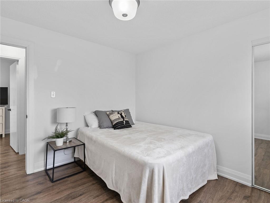 102 Dundee Drive, Caledonia, ON - Indoor Photo Showing Bedroom