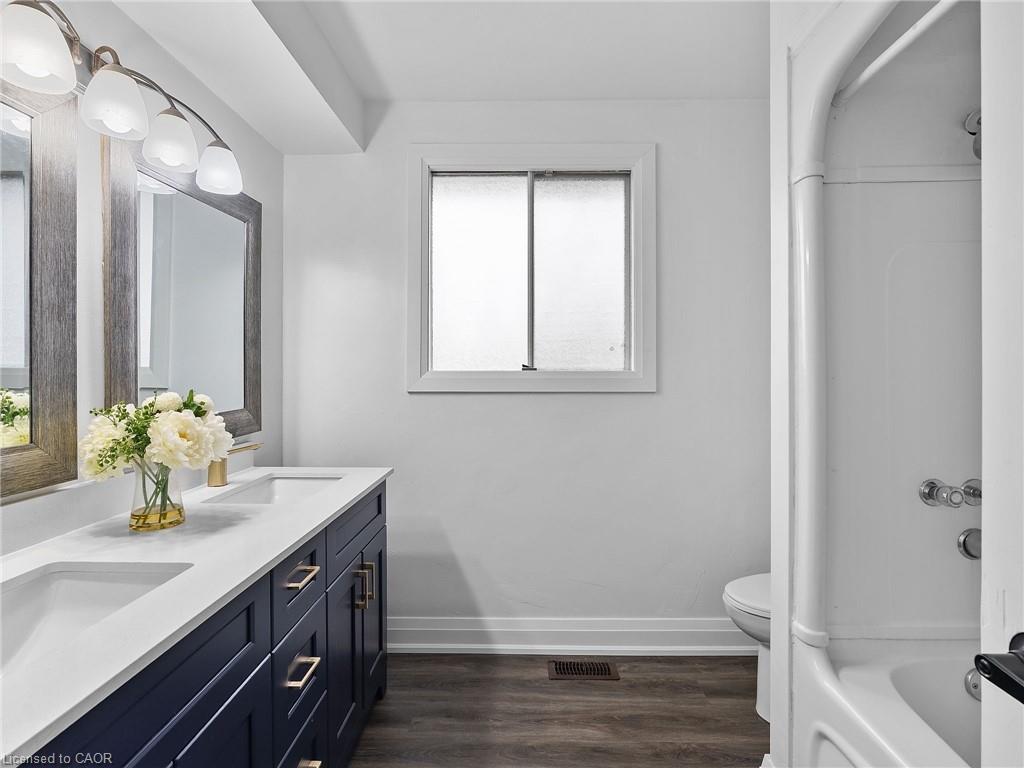 102 Dundee Drive, Caledonia, ON - Indoor Photo Showing Bathroom