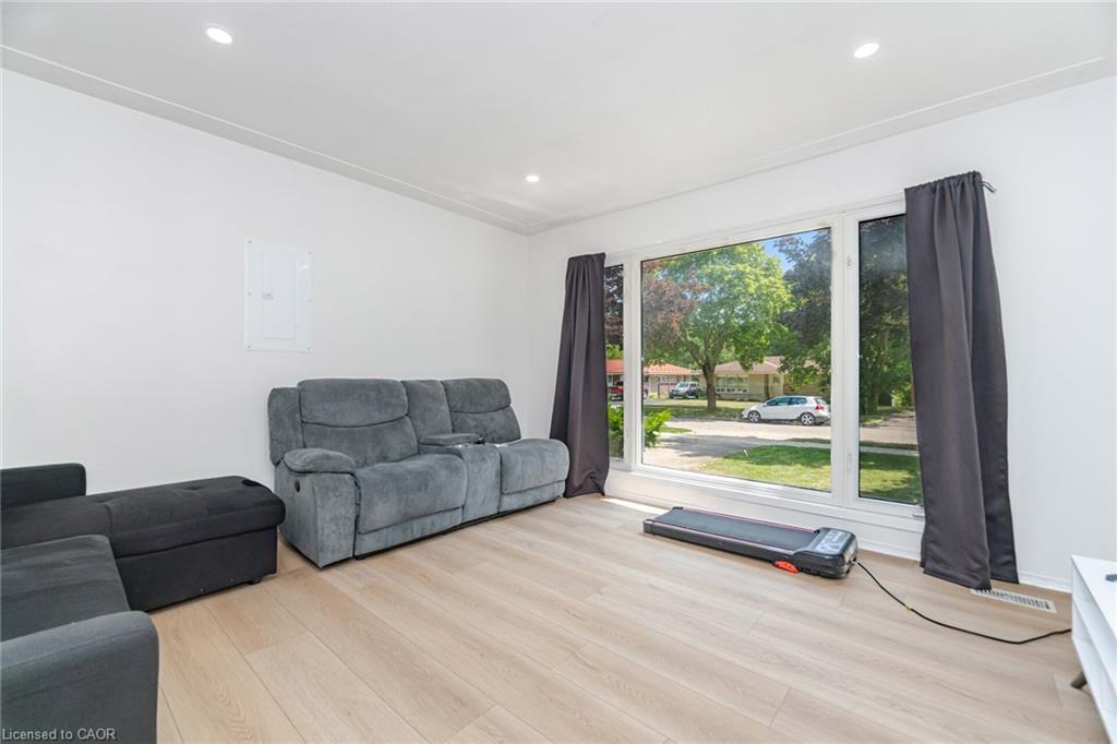 Upper-214 Forest Hill Drive, Kitchener, ON - Indoor Photo Showing Living Room