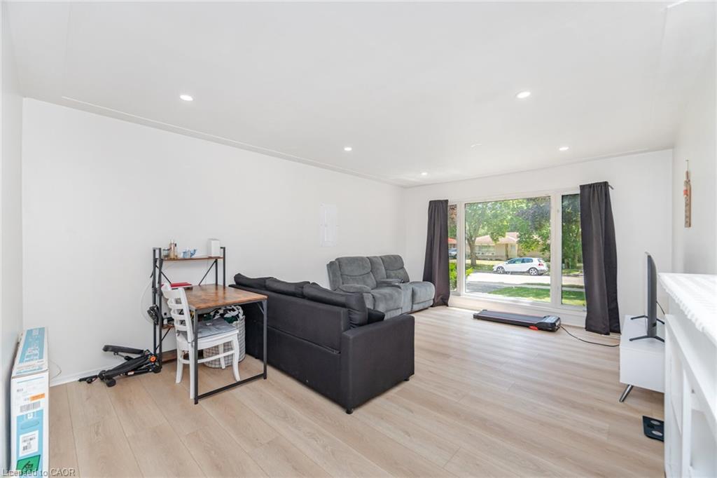 Upper-214 Forest Hill Drive, Kitchener, ON - Indoor Photo Showing Other Room