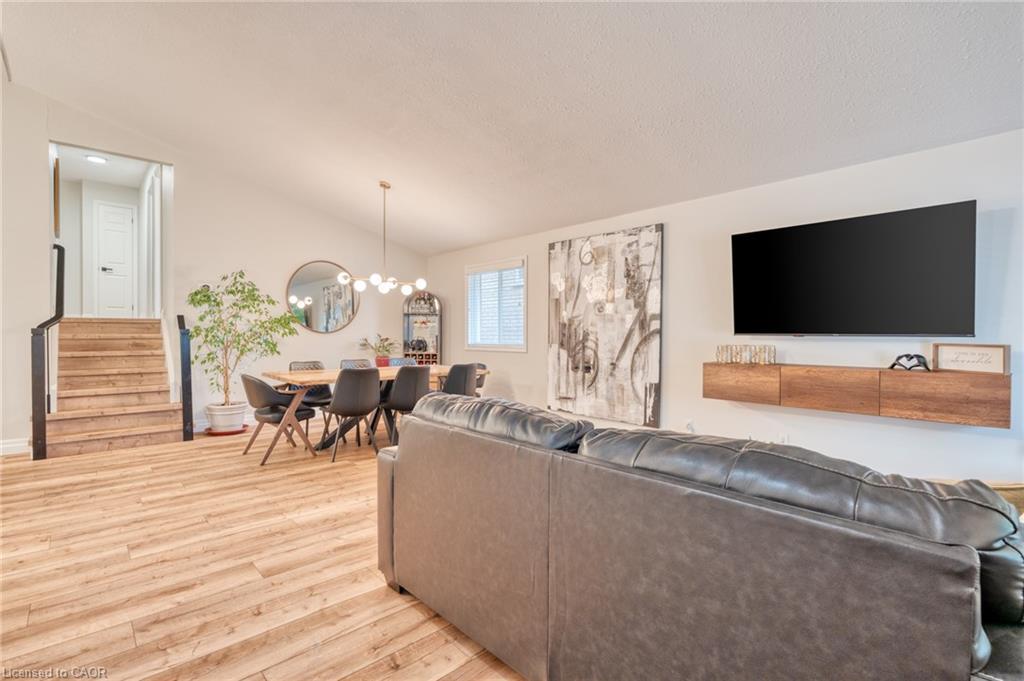 31 Bolzano Court, Hamilton, ON - Indoor Photo Showing Living Room