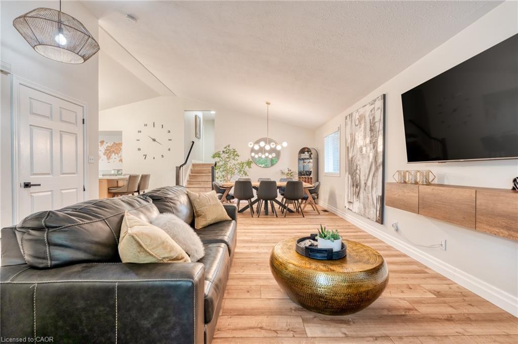 31 Bolzano Court, Hamilton, ON - Indoor Photo Showing Living Room