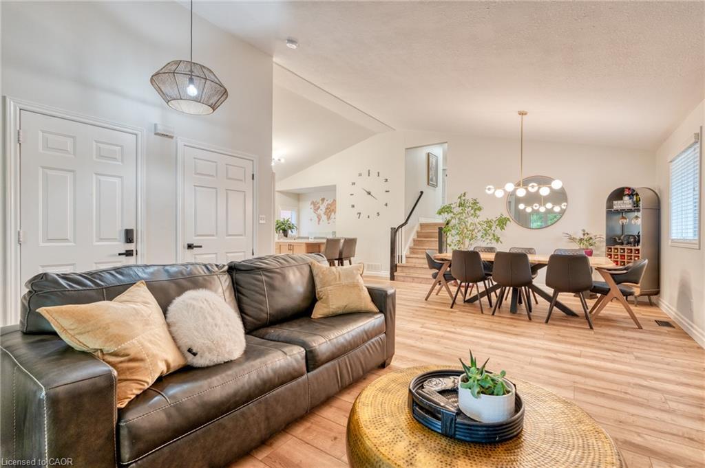 31 Bolzano Court, Hamilton, ON - Indoor Photo Showing Living Room