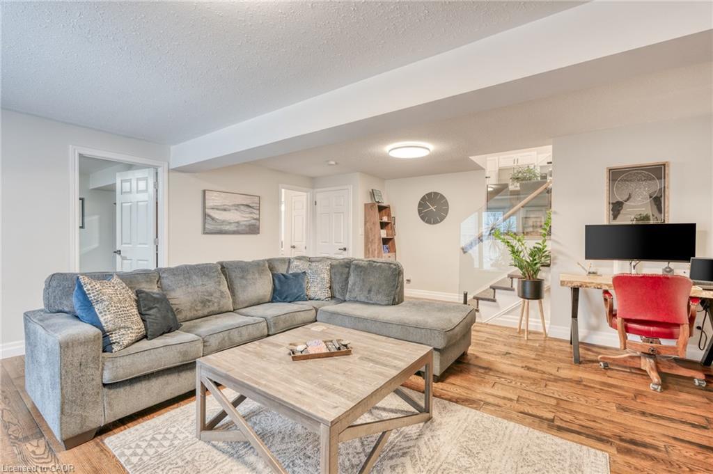 31 Bolzano Court, Hamilton, ON - Indoor Photo Showing Living Room