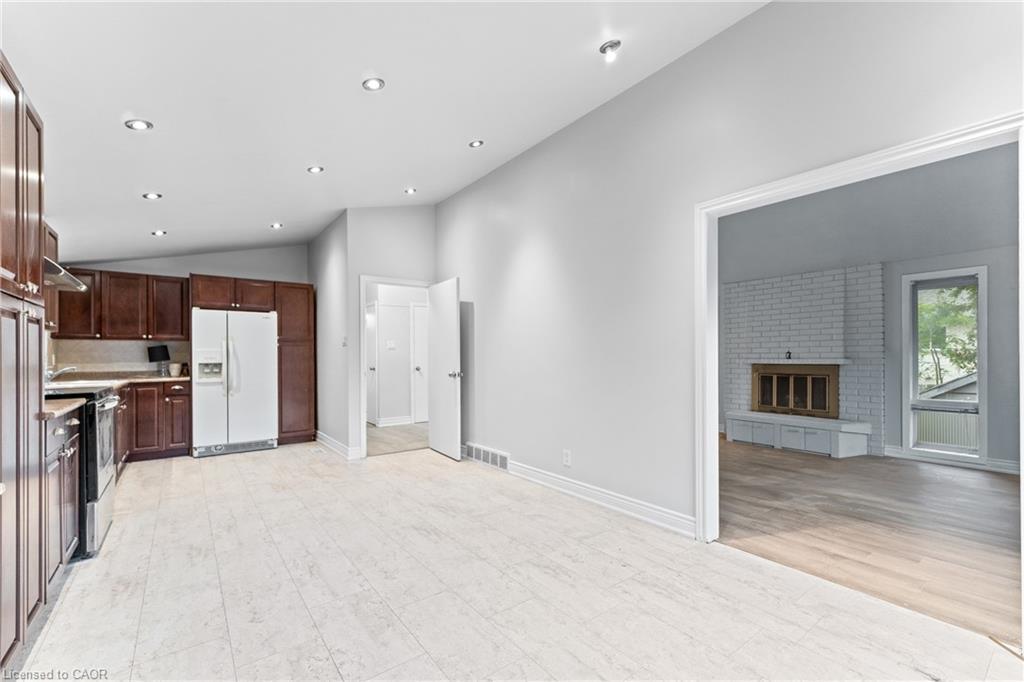 366 Dale Crescent, Waterloo, ON - Indoor Photo Showing Kitchen