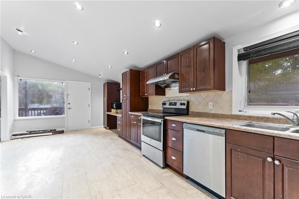 366 Dale Crescent, Waterloo, ON - Indoor Photo Showing Kitchen