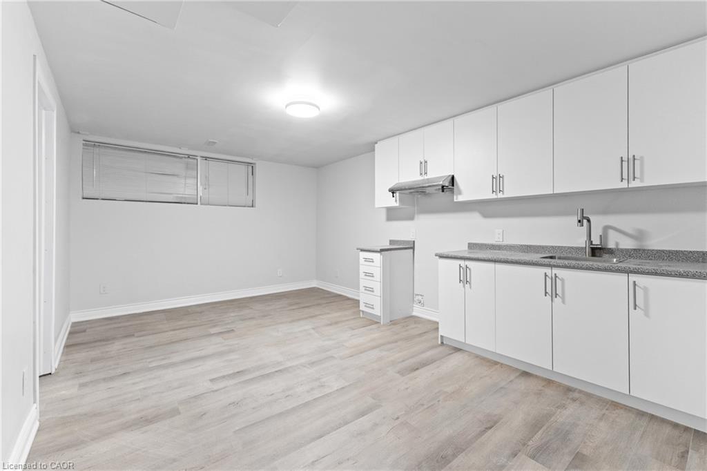 366 Dale Crescent, Waterloo, ON - Indoor Photo Showing Kitchen