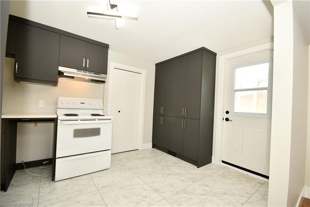 B-118 Taylor Avenue, Cambridge, ON - Indoor Photo Showing Kitchen