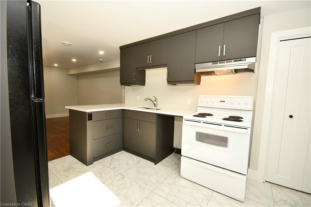 B-118 Taylor Avenue, Cambridge, ON - Indoor Photo Showing Kitchen