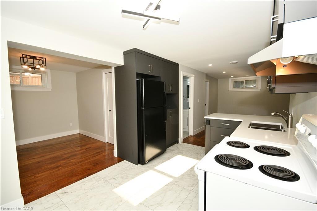 B-118 Taylor Avenue, Cambridge, ON - Indoor Photo Showing Kitchen