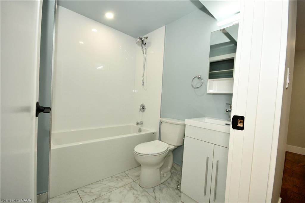 B-118 Taylor Avenue, Cambridge, ON - Indoor Photo Showing Bathroom