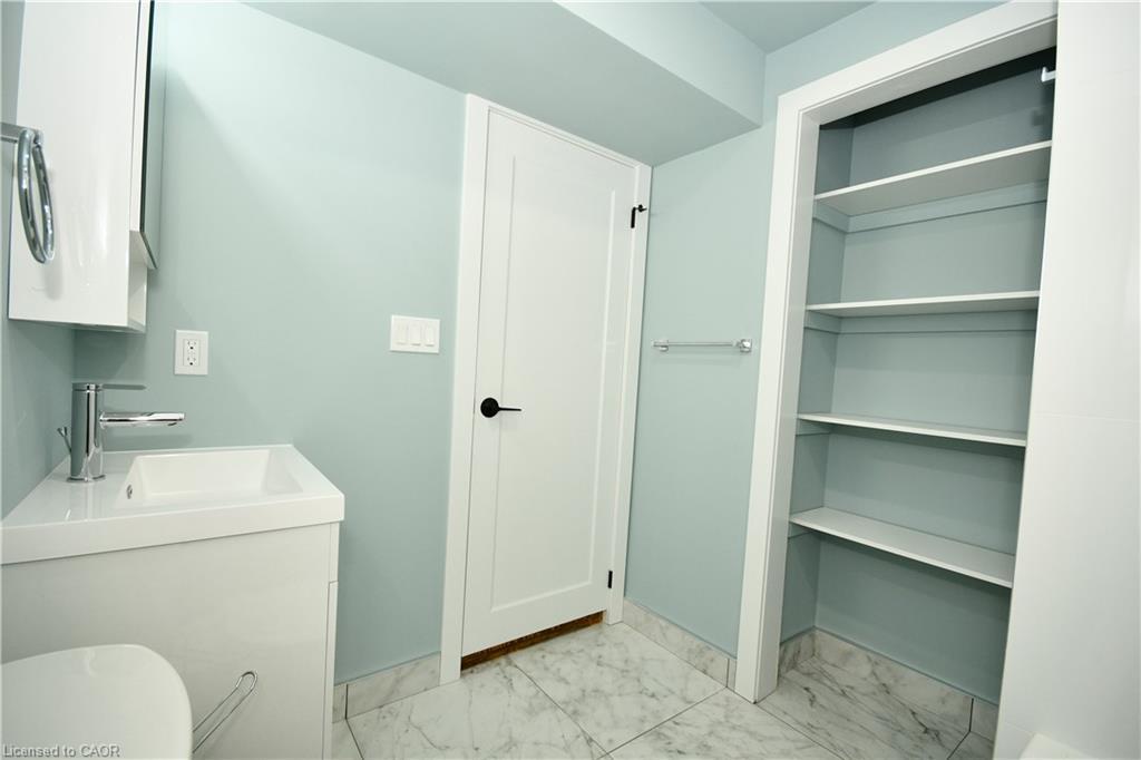 B-118 Taylor Avenue, Cambridge, ON - Indoor Photo Showing Laundry Room