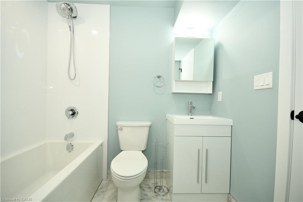 B-118 Taylor Avenue, Cambridge, ON - Indoor Photo Showing Bathroom