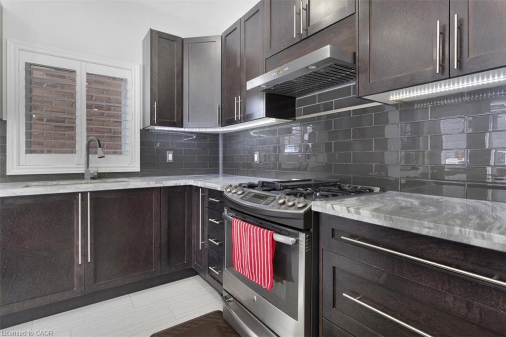 16 Weathering Highway, Stoney Creek, ON - Indoor Photo Showing Kitchen