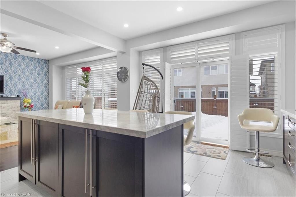 16 Weathering Highway, Stoney Creek, ON - Indoor Photo Showing Kitchen