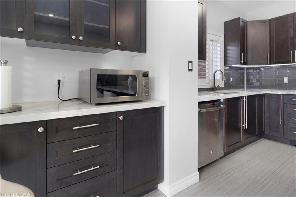16 Weathering Highway, Stoney Creek, ON - Indoor Photo Showing Kitchen