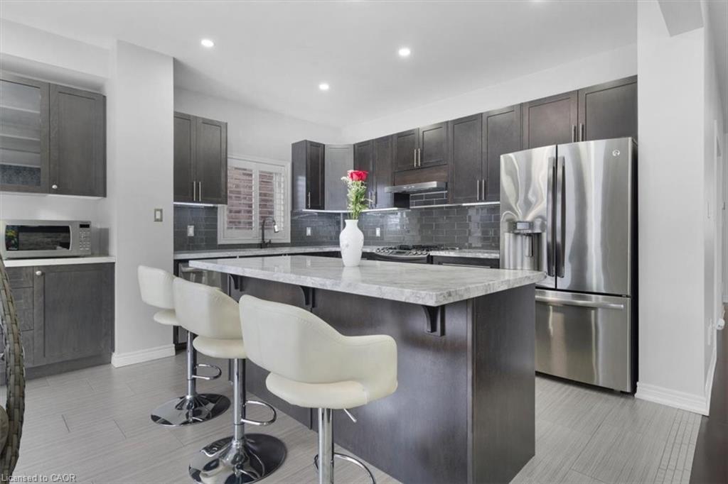16 Weathering Highway, Stoney Creek, ON - Indoor Photo Showing Kitchen With Stainless Steel Kitchen With Upgraded Kitchen