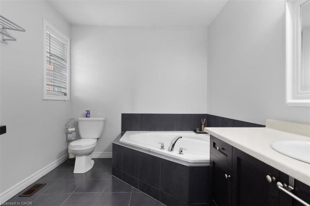 16 Weathering Highway, Stoney Creek, ON - Indoor Photo Showing Bathroom