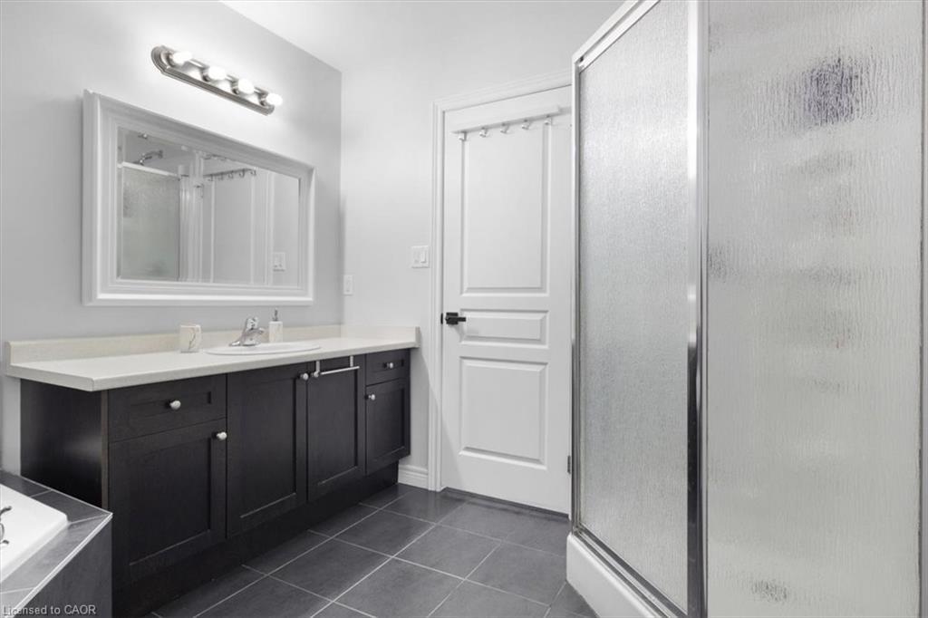 16 Weathering Highway, Stoney Creek, ON - Indoor Photo Showing Bathroom