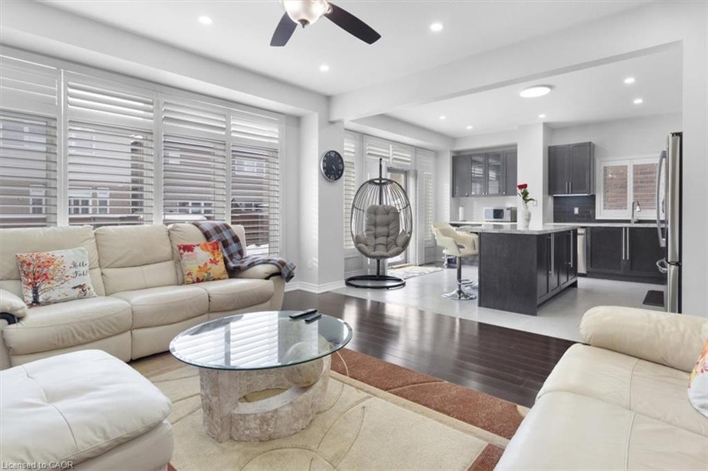 16 Weathering Highway, Stoney Creek, ON - Indoor Photo Showing Living Room