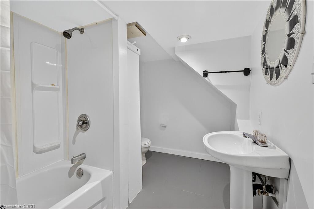 111 Hillyard Street, Hamilton, ON - Indoor Photo Showing Bathroom