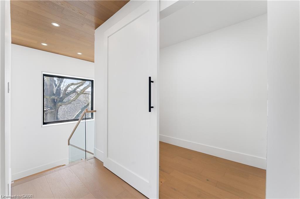 5427 Anthony Place, Burlington, ON - Indoor Photo Showing Other Room