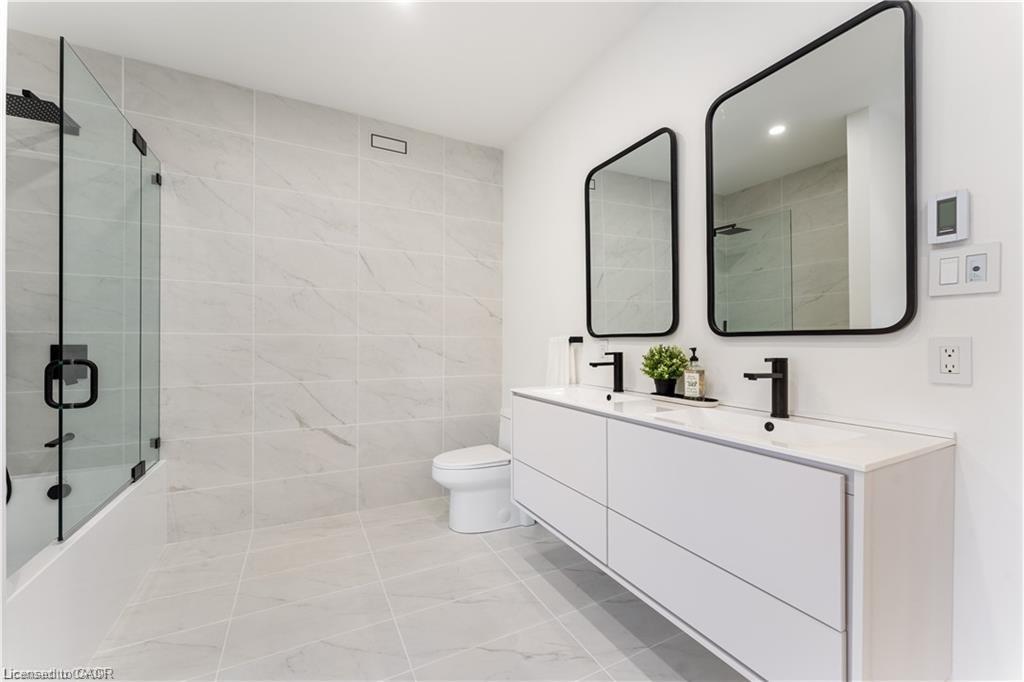 5427 Anthony Place, Burlington, ON - Indoor Photo Showing Bathroom