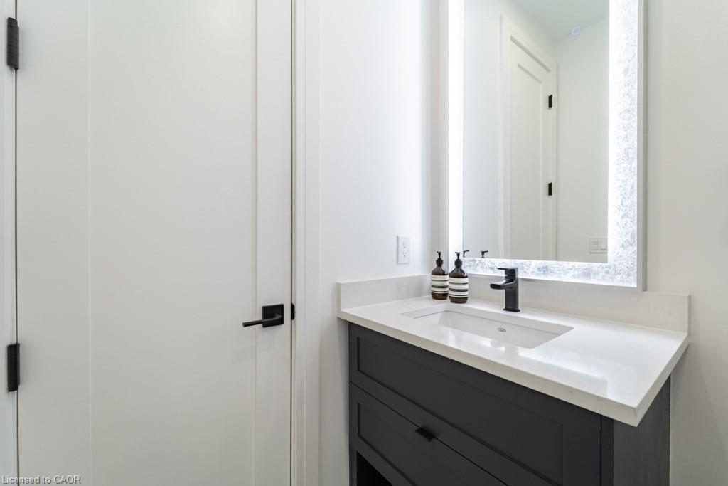 505-101 Locke Street S, Hamilton, ON - Indoor Photo Showing Bathroom