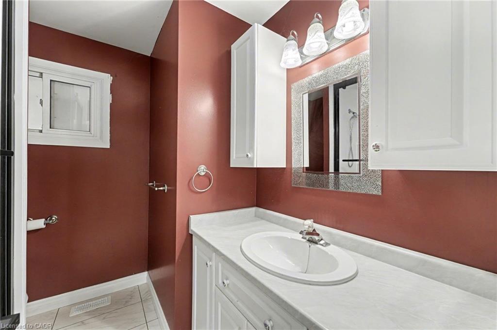 49 Beatrice Street W, Oshawa, ON - Indoor Photo Showing Bathroom
