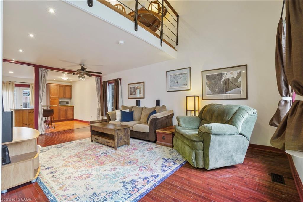 16 Edison Street, Hamilton, ON - Indoor Photo Showing Living Room