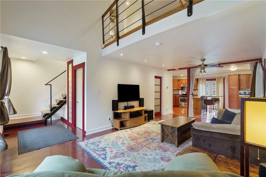 16 Edison Street, Hamilton, ON - Indoor Photo Showing Living Room