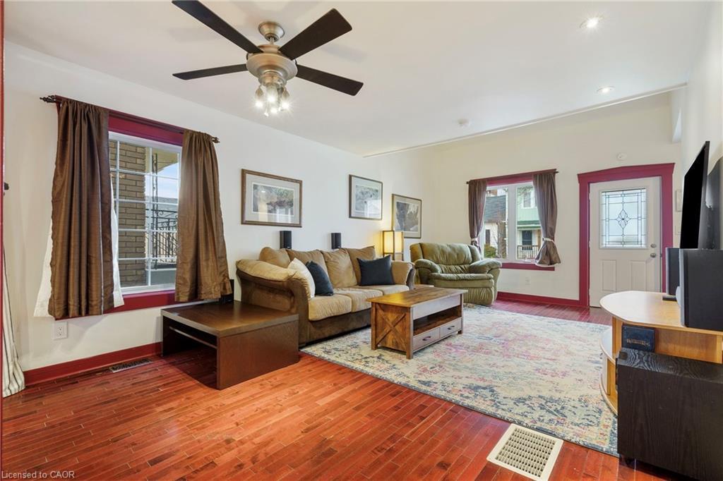 16 Edison Street, Hamilton, ON - Indoor Photo Showing Living Room