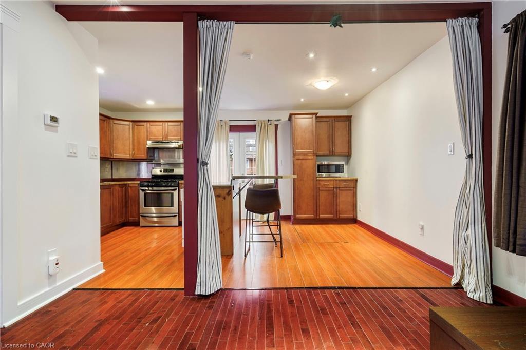 16 Edison Street, Hamilton, ON - Indoor Photo Showing Kitchen
