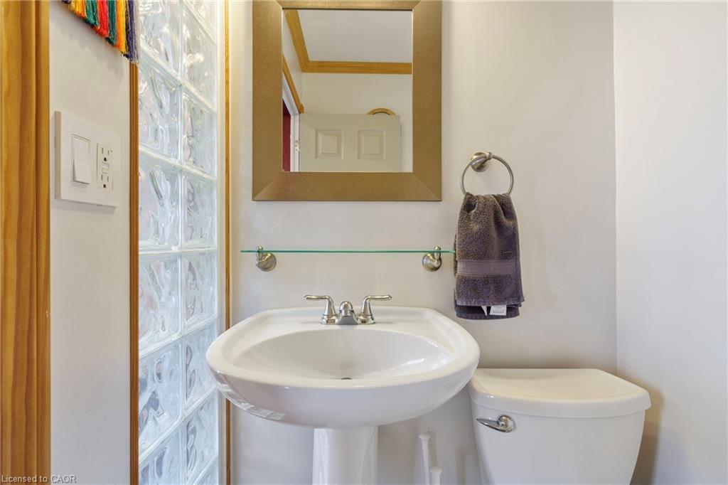 16 Edison Street, Hamilton, ON - Indoor Photo Showing Bathroom