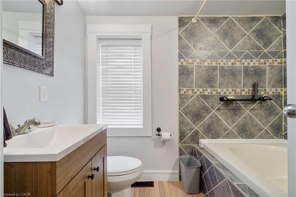 16 Edison Street, Hamilton, ON - Indoor Photo Showing Bathroom