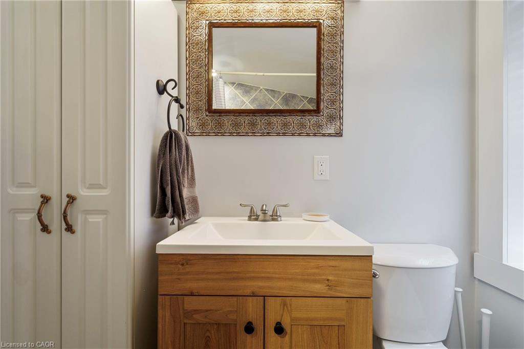 16 Edison Street, Hamilton, ON - Indoor Photo Showing Bathroom
