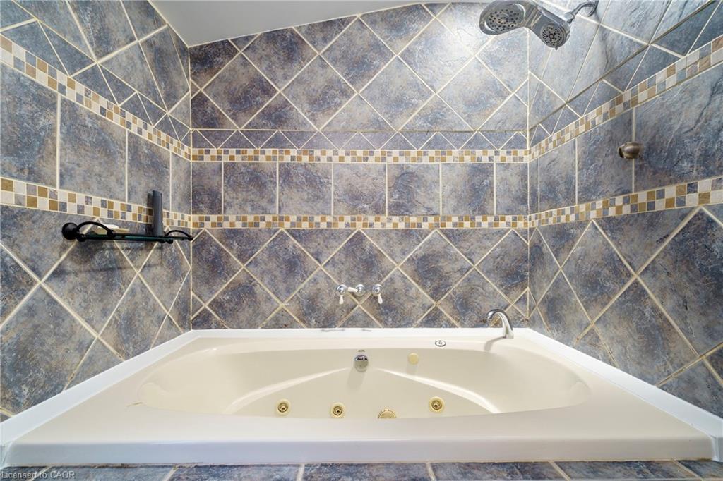 16 Edison Street, Hamilton, ON - Indoor Photo Showing Bathroom