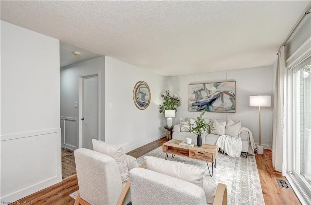 39 Southwood Drive, Kitchener, ON - Indoor Photo Showing Living Room