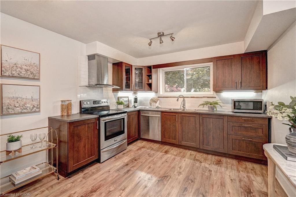 39 Southwood Drive, Kitchener, ON - Indoor Photo Showing Kitchen