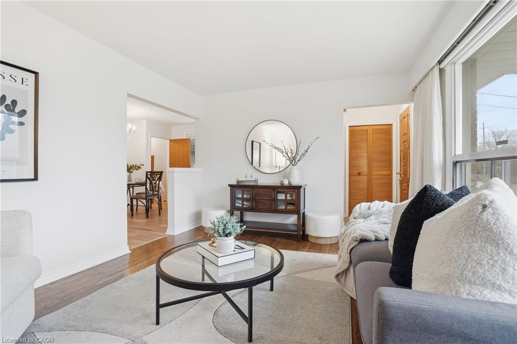 131 Nash Road N, Hamilton, ON - Indoor Photo Showing Living Room