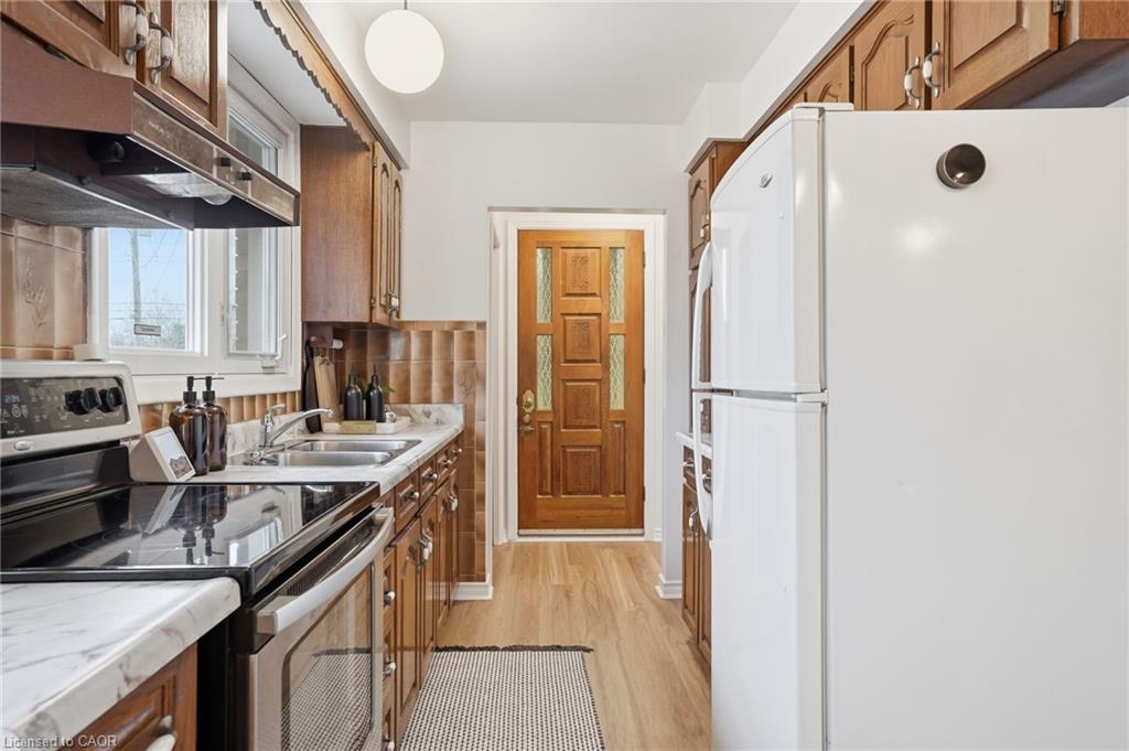 131 Nash Road N, Hamilton, ON - Indoor Photo Showing Kitchen With Double Sink