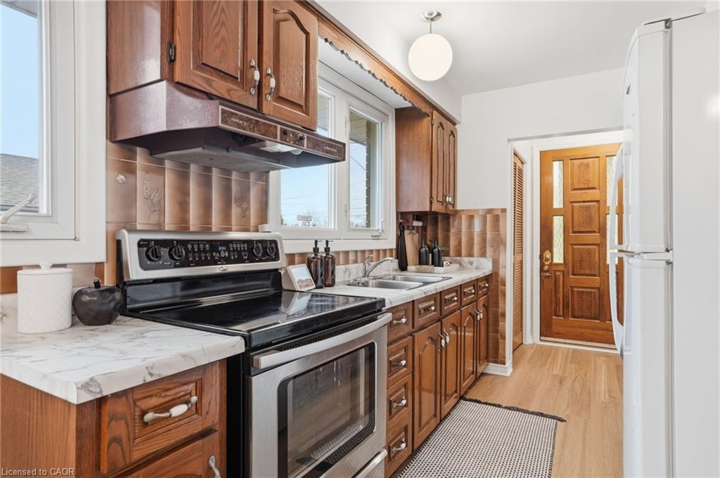 131 Nash Road N, Hamilton, ON - Indoor Photo Showing Kitchen With Double Sink