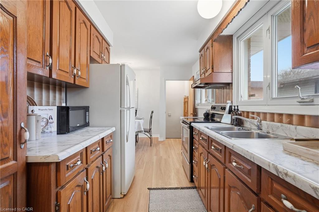 131 Nash Road N, Hamilton, ON - Indoor Photo Showing Kitchen With Double Sink