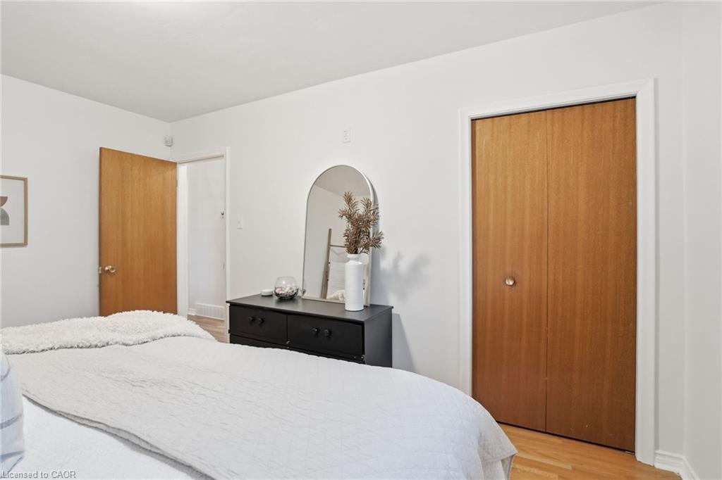 131 Nash Road N, Hamilton, ON - Indoor Photo Showing Bedroom