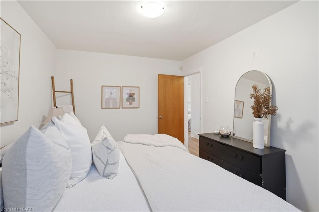 131 Nash Road N, Hamilton, ON - Indoor Photo Showing Bedroom