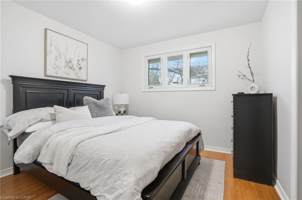 131 Nash Road N, Hamilton, ON - Indoor Photo Showing Bedroom