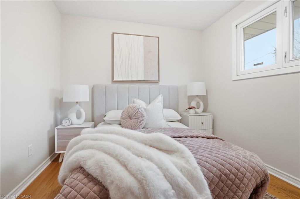 131 Nash Road N, Hamilton, ON - Indoor Photo Showing Bedroom
