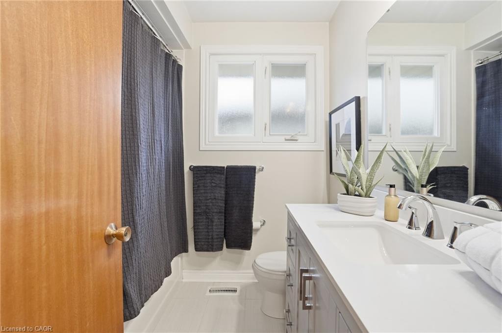 131 Nash Road N, Hamilton, ON - Indoor Photo Showing Bathroom