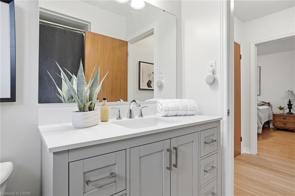 131 Nash Road N, Hamilton, ON - Indoor Photo Showing Bathroom