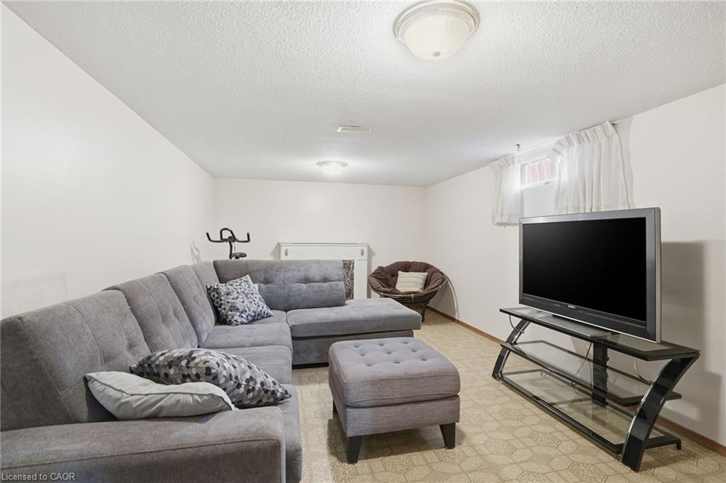 131 Nash Road N, Hamilton, ON - Indoor Photo Showing Living Room